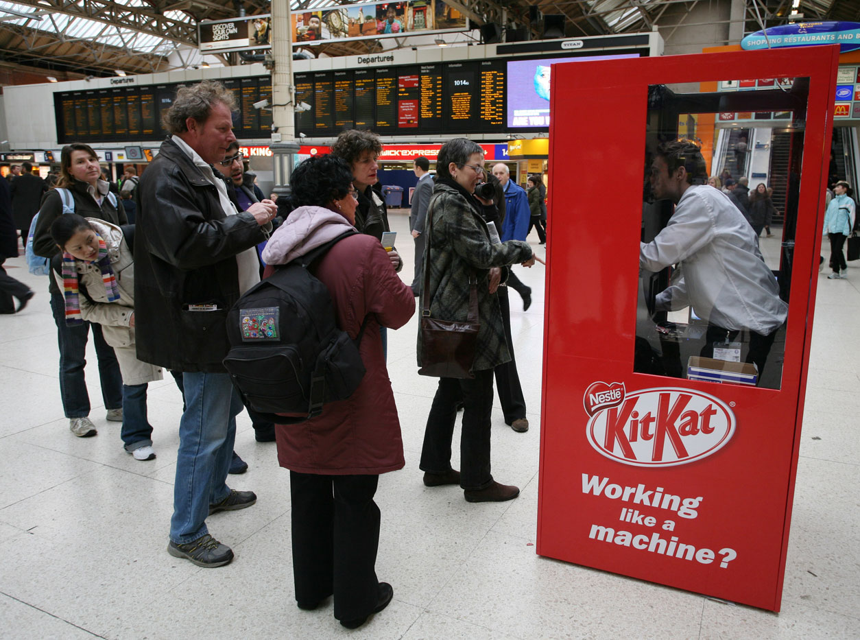 Kitkat Vending Machine kitkat-vending-machine-work-like-a-machine – ALICE & COW.