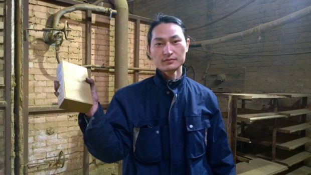 artiste-aspire-air-pollué-de-pekin-assemble-brique-620x350